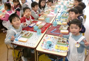 金曜日の給食 みんなで食べるとおいしいね
