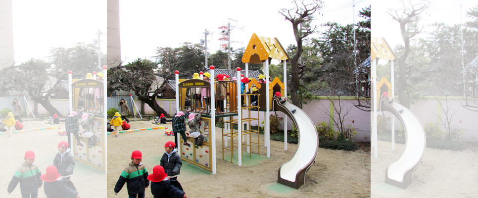 遊具で楽しく遊んでいる子どもたち
